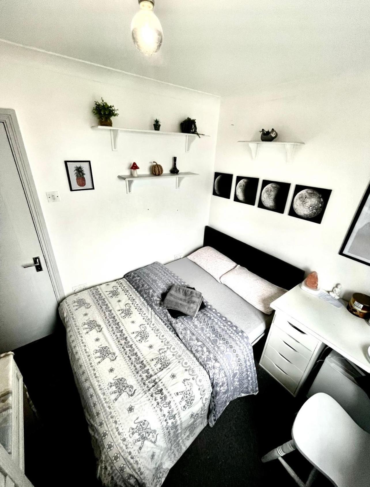 Double Room In A Cozy Shared Apartment, Custom House Harbour Apartments — Photos 2